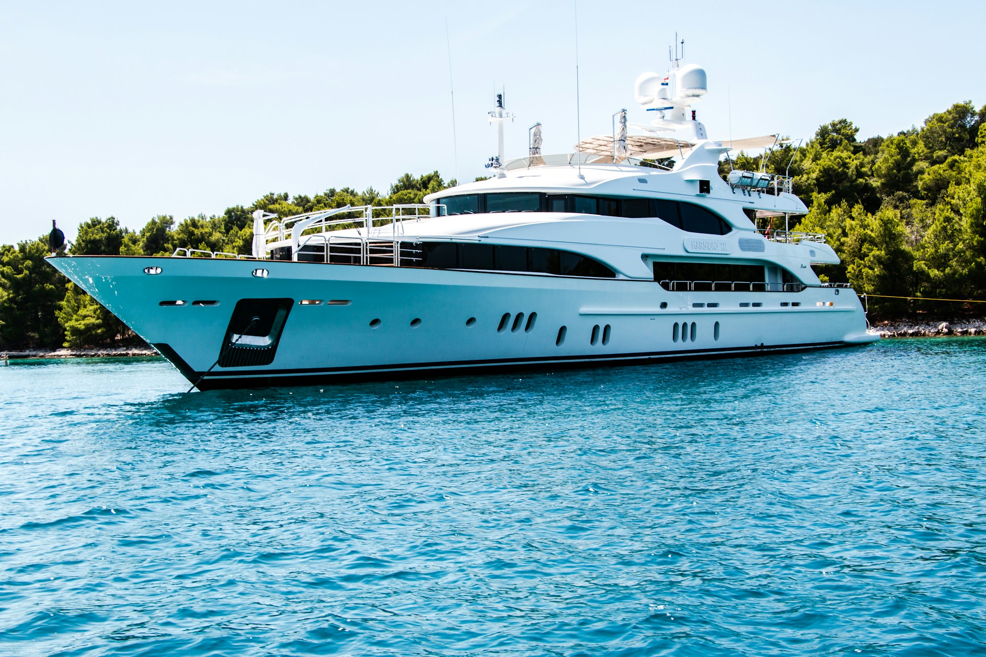 Yacht navigând pe mare